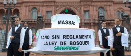 La torta gigante que Greenpeace le llev a Massa para 