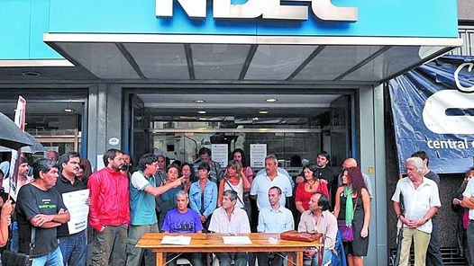 RECLAMO. EMPLEADOS DEL INDEC, AYER, EN LA PUERTA DEL ORGANISMO.