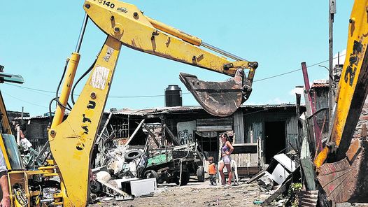 TOPADORAS. TRAS SACAR A LAS FAMILIAS SE DEMOLIERON LAS CONSTRUCCIONES Y SE LIMPIO EL TERRENO.