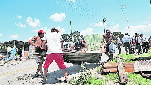 Con 650 gendarmes desalojan a tres familias en Villa Fiorito