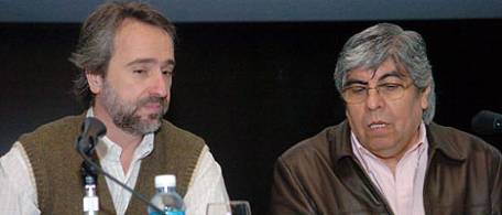 Hctor Capaccioli, en un seminario en 2006 junto a Hugo Moyano. La obra social de los camioneros tambin est en la mira de la justicia.