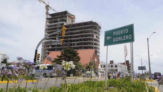 EL DESCANSO. EN LA PENINSULA HAY UNOS 600 MIL METROS CUADRADOS EN CONSTRUCCION. DURANTE LA TEMPORADA DE VERANO, LAS OBRAS DEBEN DETENERSE.