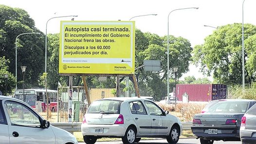 CARTEL I. LO COLOCO LA CIUDAD ACUSANDO A LA NACION POR LAS DEMORAS.