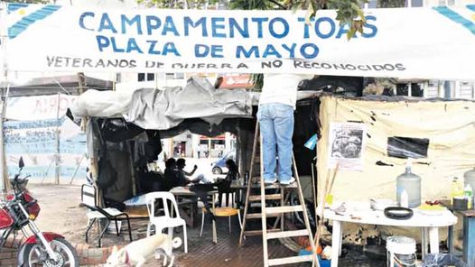 VIDA COTIDIANA. CADA DIA COCINAN, JUNTAN PLATA PARA COMPRAR COMIDA Y HASTA RECIBEN PIZZAS O EMPANADAS DE EMPLEADOS DE LA ZONA.