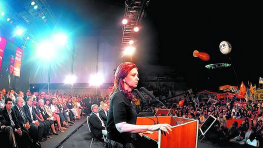 DESDE EL ATRIL. CRISTINA KIRCHNER, ANOCHE, DURANTE UN ACTO POR EL DIA DE LA MUJER EN AVELLANEDA.