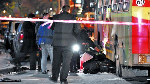 JULIO DE 2010. EL INTERNO 58 DE LA LINEA 15 DOBLO FUERA DE RECORRIDO Y ATROPELLO A UNA MUJER Y SUS DOS HIJOS.