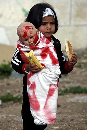 Una niña palestina sostiene una muñeca en una protesta en Bilin, en Cisjordania. (Foto: REUTERS)