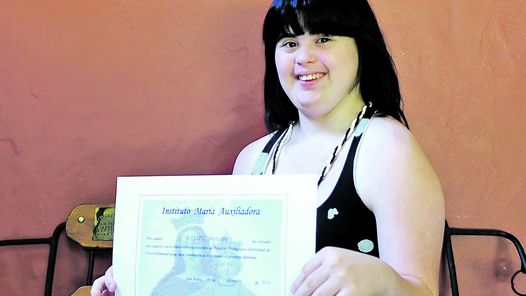 CON DIPLOMA. MECKY SCIUTTI MUESTRA ORGULLOSA SU CERTIFICADO DEL COLEGIO MARIA AUXILIADORA, DE SAN ISIDRO.