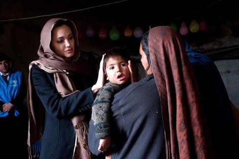 Angelina Jolie con una madre y su hijo en Afganistn. | Reuters