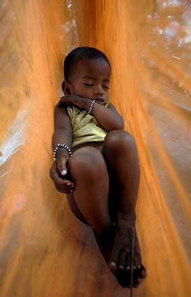 Un niño duerme la siesta en una hamaca en Bombai, India. (Foto: STR)