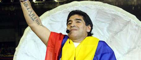 Maradona saluda en Caracas. Hizo campaña por la reeleccin de Chvez.